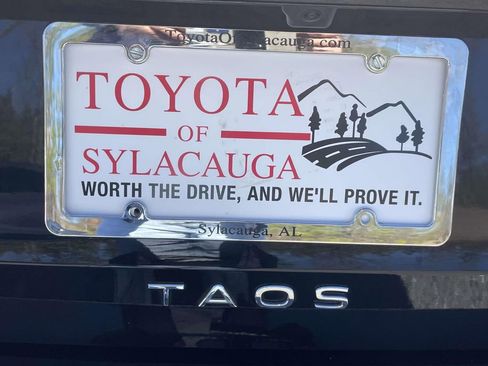 Used 2025 Volkswagen Taos SE w/ Panoramic Sunroof Package image 9