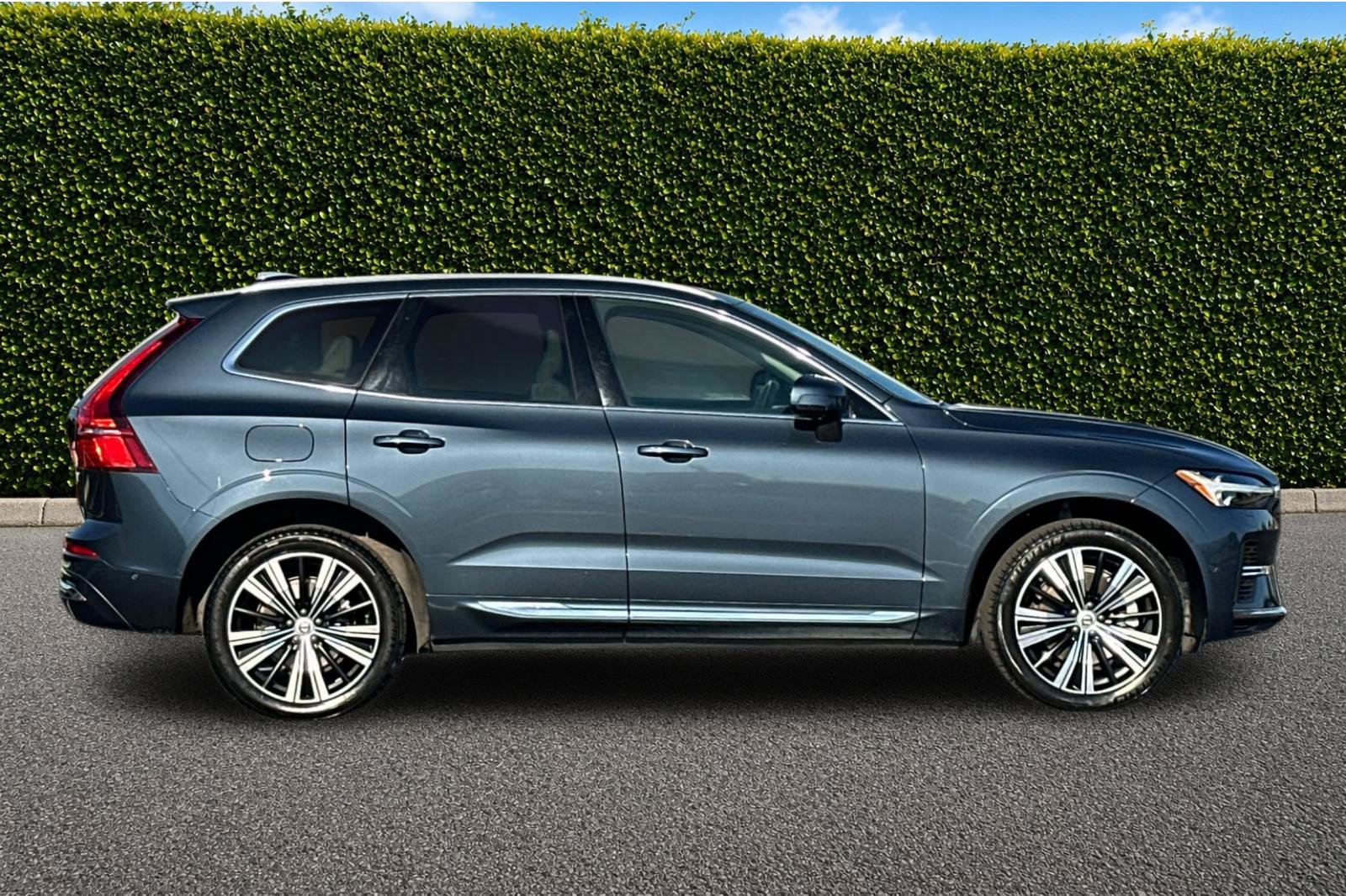 Used 2022 Volvo XC60 T8 Inscription w/ Advanced Package AWD/4WD image 3
