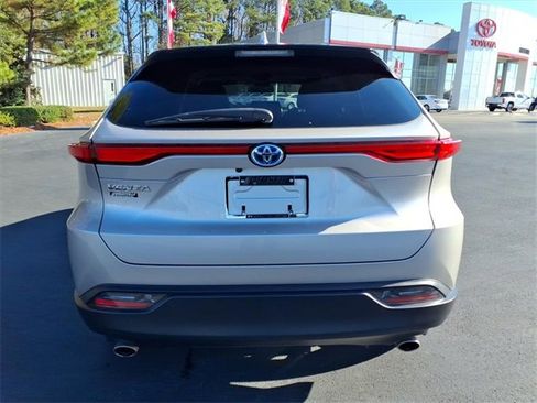 Used 2023 Toyota Venza LE image 2