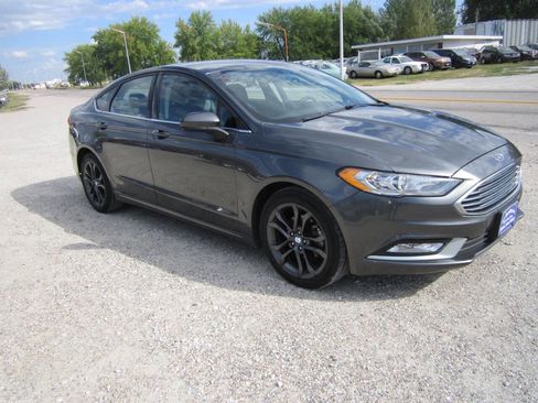 Used 2018 Ford Fusion SE w/ Equipment Group 201A FWD image 3