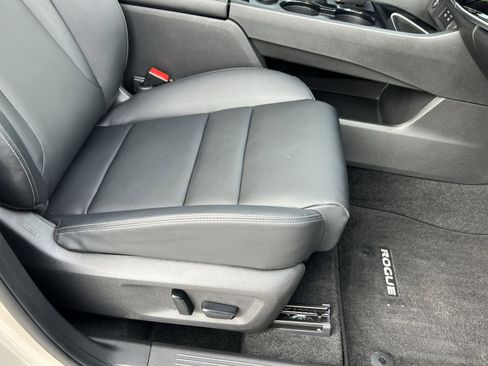 Used 2025 Nissan Rogue SL w/ SL Premium Package image 27