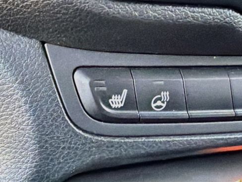 Used 2015 Jeep Renegade Latitude w/ Popular Equipment Group FWD image 12