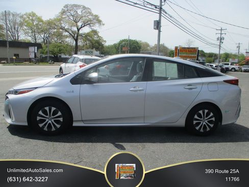 Used 2022 Toyota Prius Prime XLE FWD image 3