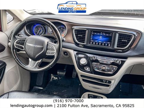 Used 2018 Chrysler Pacifica Touring-L image 12