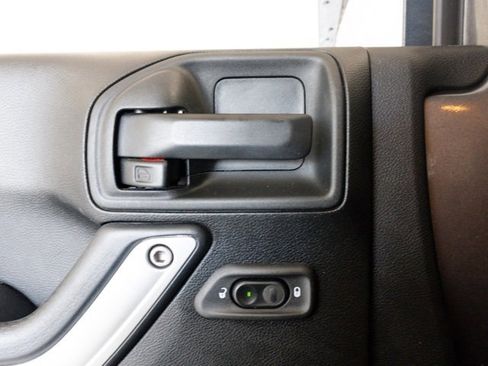 Used 2018 Jeep Wrangler Unlimited Rubicon w/ Cold Weather Group image 9