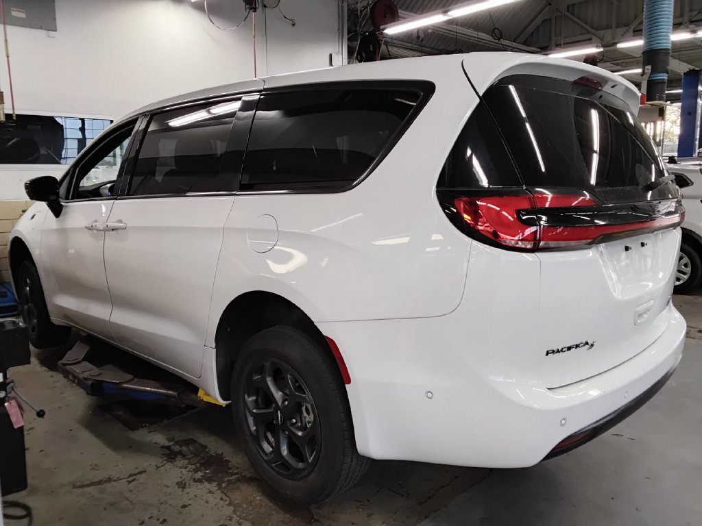 Used 2024 Chrysler Pacifica Limited FWD image 5