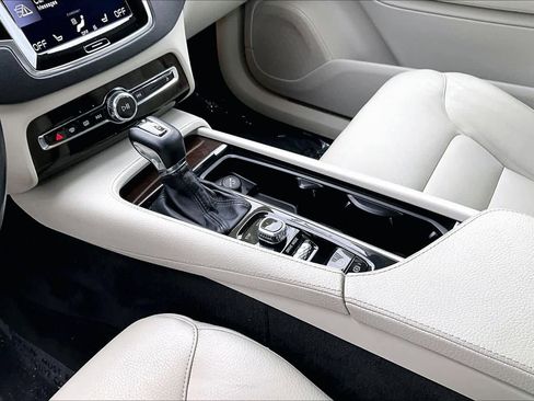 Used 2017 Volvo XC90 T6 Momentum w/ Vision Package image 16