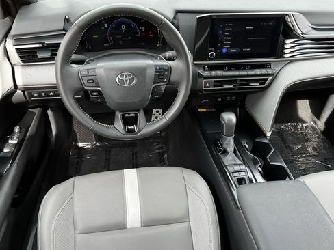 Used 2025 Toyota Camry SE w/ Convenience Package image 10