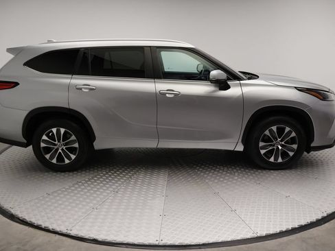 Used 2023 Toyota Highlander XLE FWD image 7