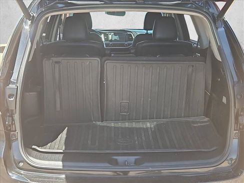 Used 2017 Toyota Highlander SE FWD image 6