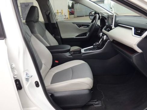 Used 2020 Toyota RAV4 Limited FWD image 15