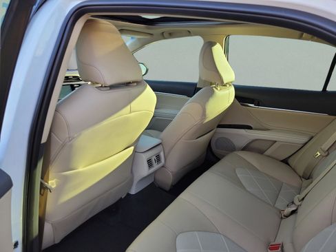 Used 2018 Toyota Camry XLE image 29