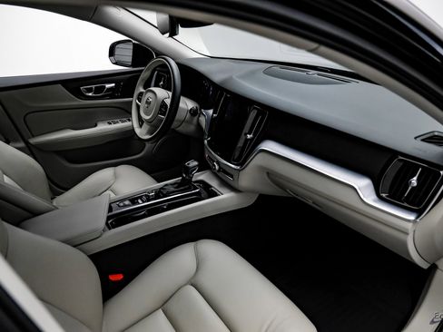 Used 2020 Volvo V60 T5 Momentum w/ Protection Package Premier image 41