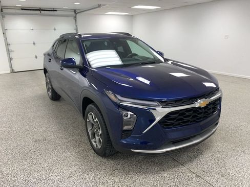 Used 2024 Chevrolet Trax LT w/ Driver Confidence Package FWD image 2