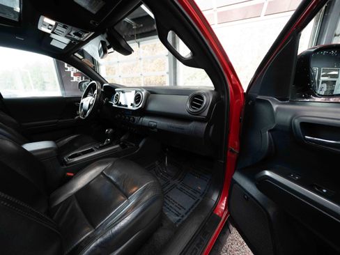 Used 2019 Toyota Tacoma TRD Off-Road image 25
