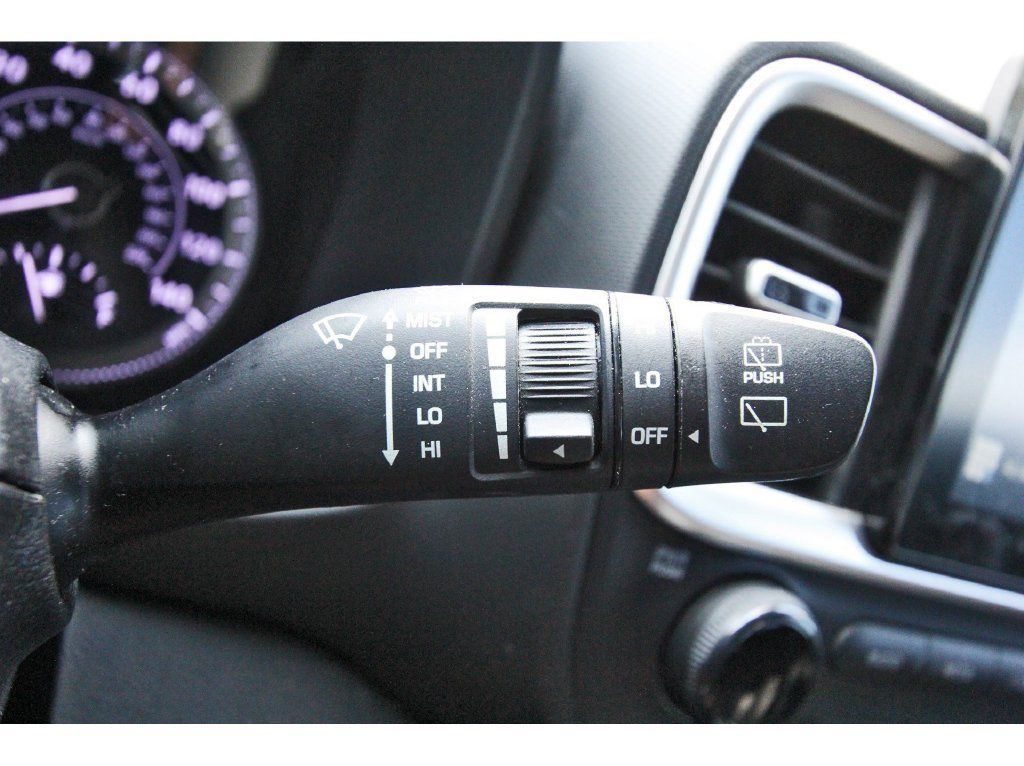 Used 2021 Hyundai Venue SE FWD image 21