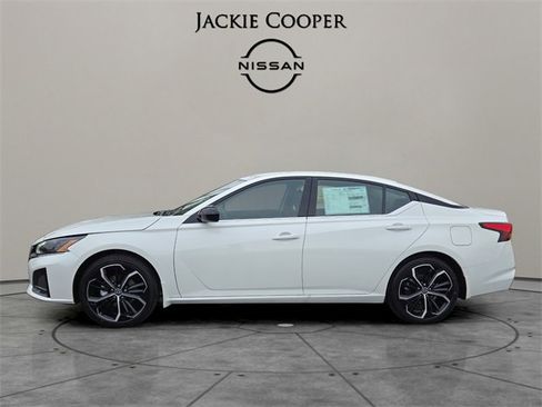 New 2025 Nissan Altima 2.5 SR image 2