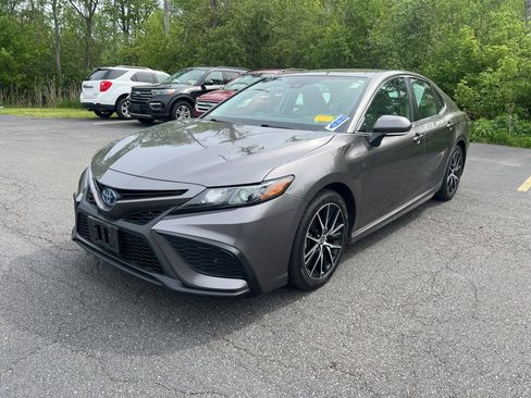 Used 2024 Toyota Camry SE FWD image 3