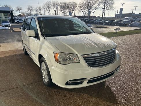 Used 2016 Chrysler Town & Country Touring image 3