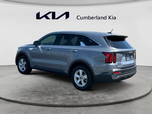 Used 2023 Kia Sorento LX FWD image 3