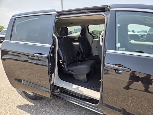 Used 2023 Chrysler Voyager LX FWD image 16