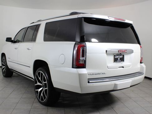 Used 2019 GMC Yukon XL Denali image 3