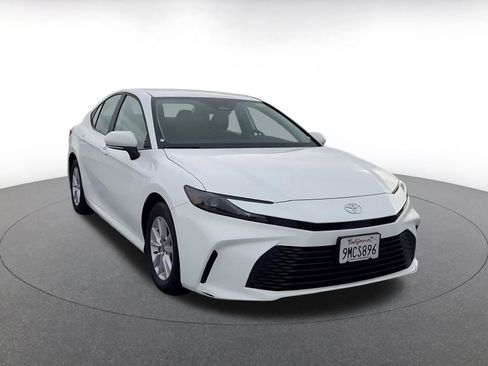 Used 2025 Toyota Camry LE image 3