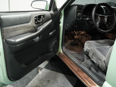 Used 2001 Chevrolet Blazer LS image 29