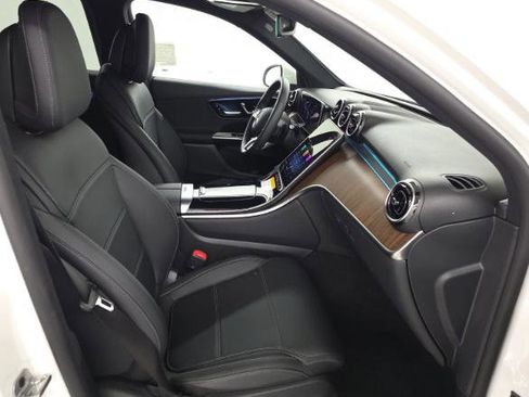 Used 2025 Mercedes-Benz GLC 300 4MATIC image 10