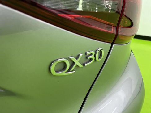 Used 2017 INFINITI QX30 FWD image 12