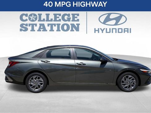 Used 2024 Hyundai Elantra SEL FWD image 9