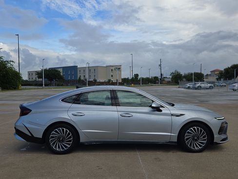 Used 2025 Hyundai Sonata SEL FWD image 2