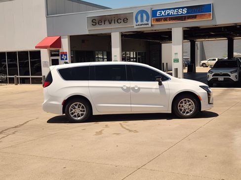 New 2027 Chrysler Pacifica Select w/ Family Tech Group FWD image 7