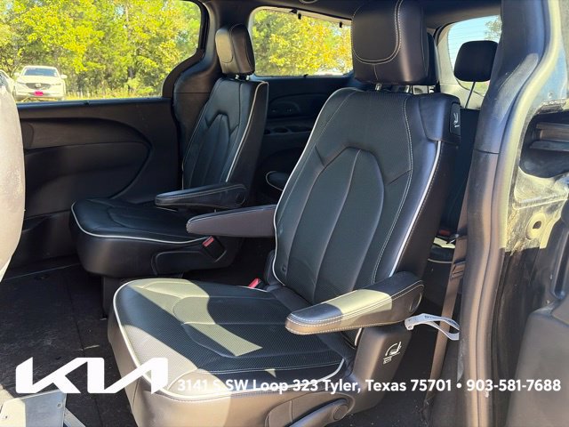 Used 2020 Chrysler Pacifica Limited w/ S Appearance Package FWD image 16