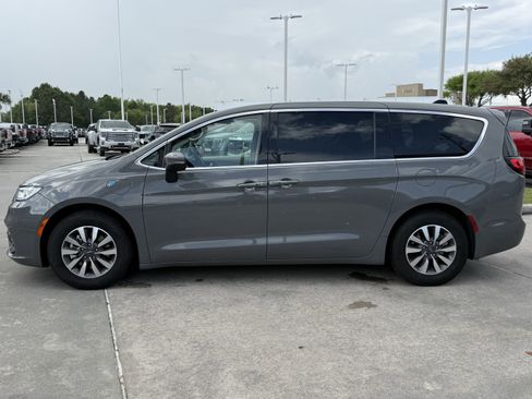 Used 2023 Chrysler Pacifica Touring-L FWD image 10