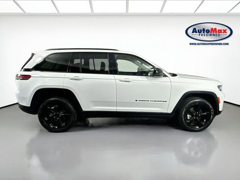 Used 2023 Jeep Grand Cherokee Limited w/ Black Appearance Package AWD/4WD image 10