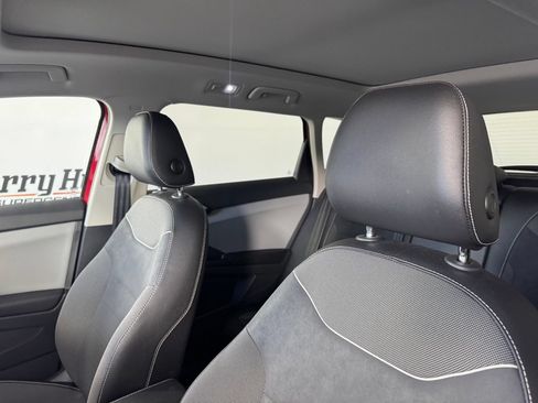 Used 2023 Volkswagen Taos SE w/ Panoramic Sunroof Package FWD image 10
