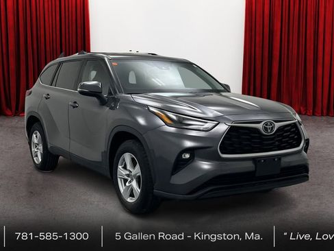 Used 2023 Toyota Highlander LE image 3