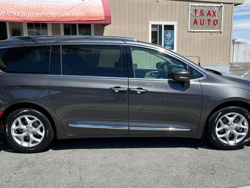 Used 2017 Chrysler Pacifica Touring-L Plus w/ Tire & Wheel Group image 8