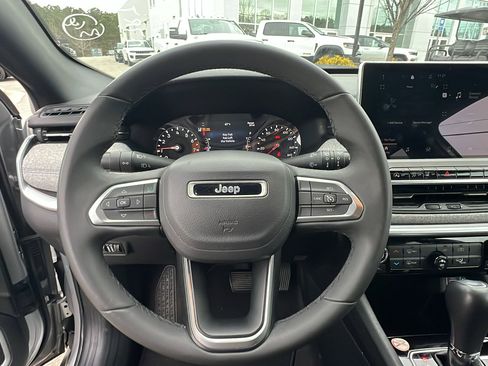 Used 2024 Jeep Compass Latitude image 25