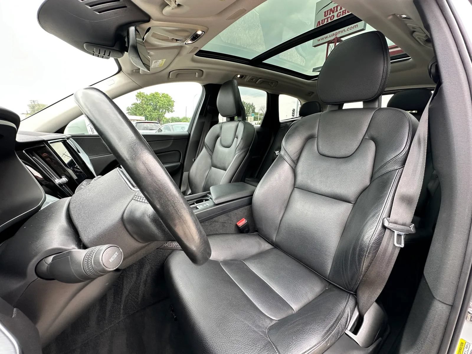 Used 2018 Volvo XC60 T5 Momentum w/ Vision Package AWD/4WD image 17