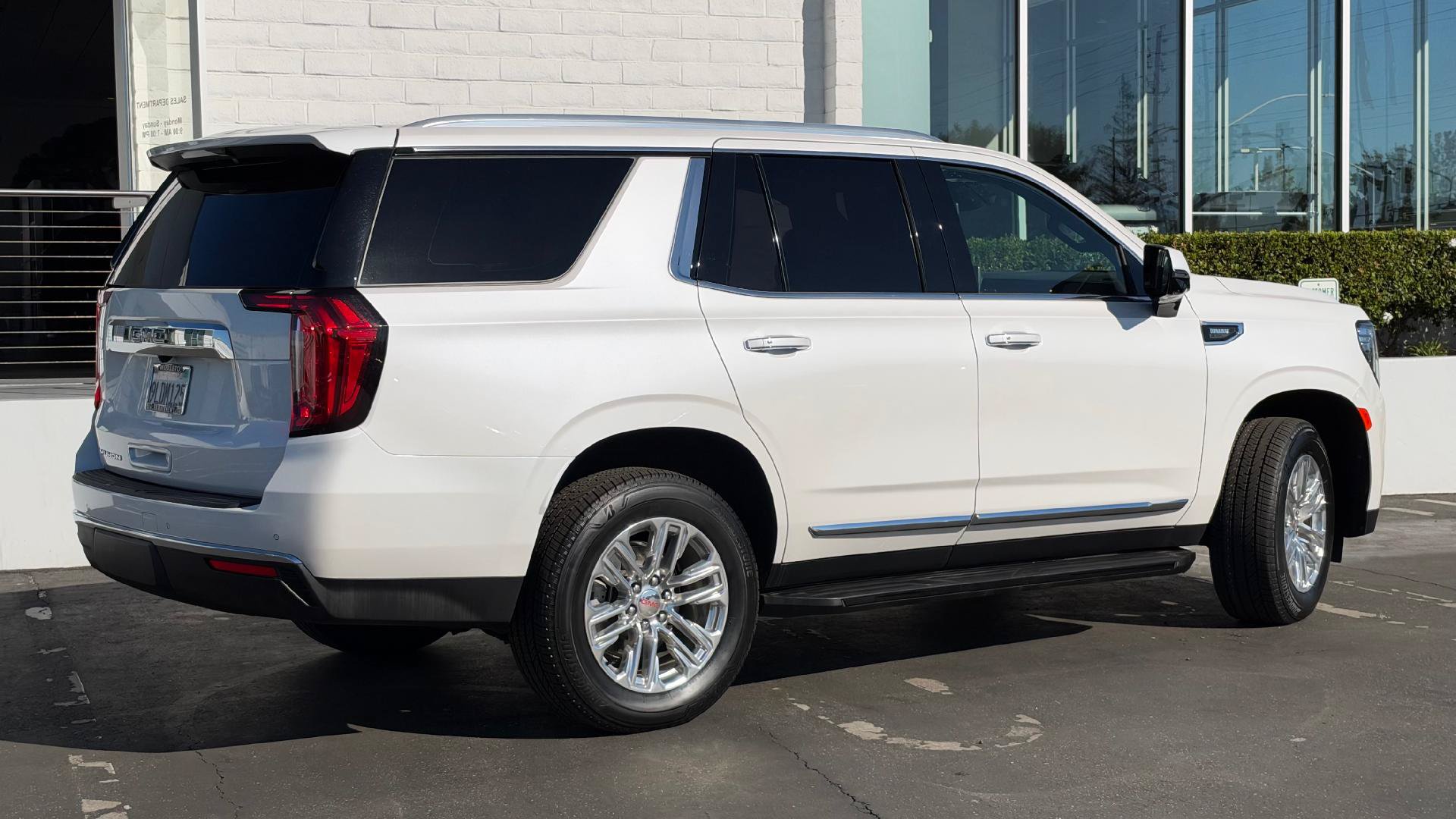 Used 2024 GMC Yukon SLT w/ SLT Premium Package AWD/4WD image 3