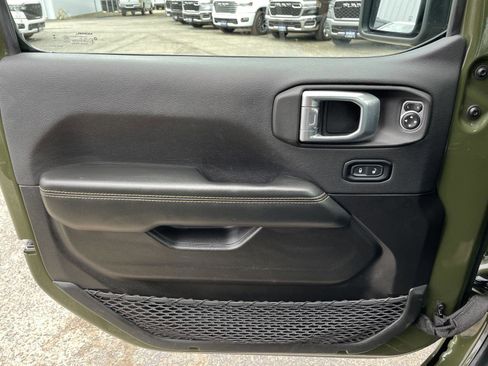 Used 2024 Jeep Wrangler Unlimited Sahara AWD/4WD image 32