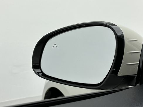 Used 2025 Genesis G70 2.5T image 25