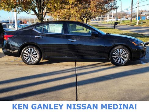 Used 2023 Nissan Altima 2.5 SV image 2