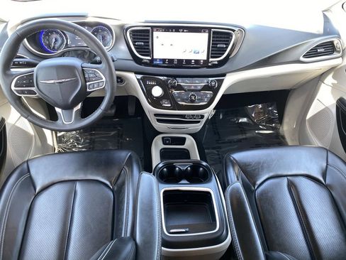 Used 2023 Chrysler Pacifica Touring-L FWD image 17
