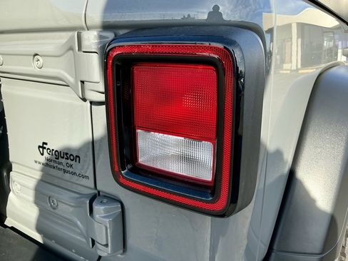 Used 2022 Jeep Wrangler Unlimited Sport image 16