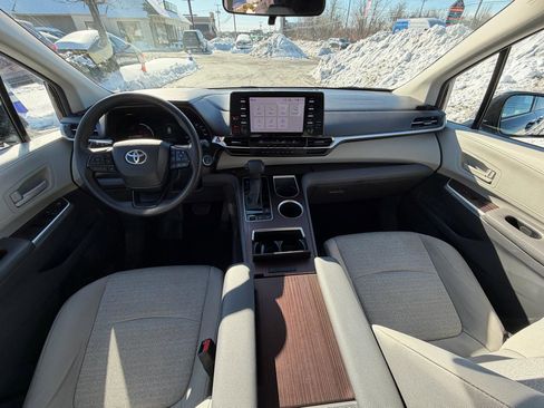 Used 2024 Toyota Sienna LE image 26
