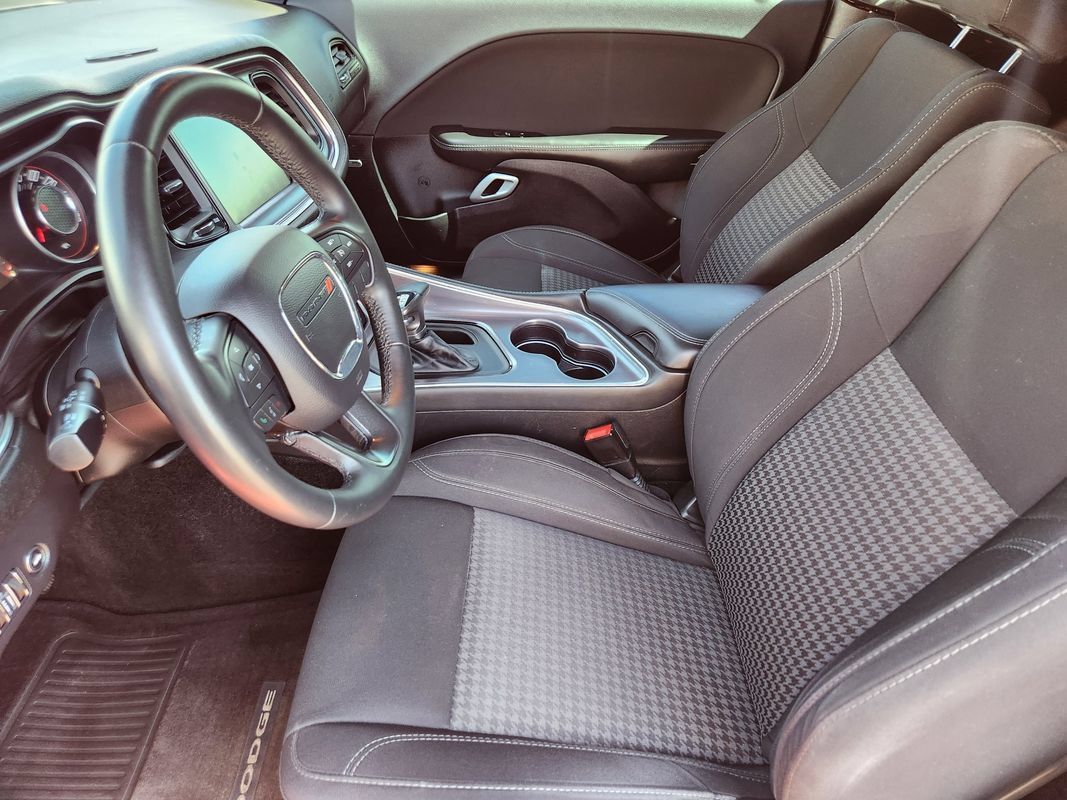 Used 2015 Dodge Challenger SXT w/ Driver Convenience Group RWD image 16
