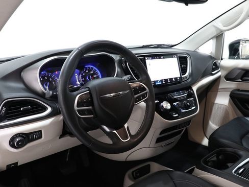 Used 2024 Chrysler Pacifica Touring-L FWD image 15